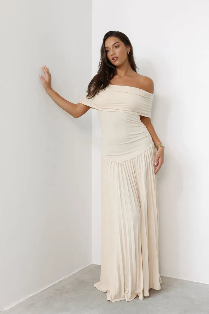Effortlessly Elegant Dress with a Timeless Design