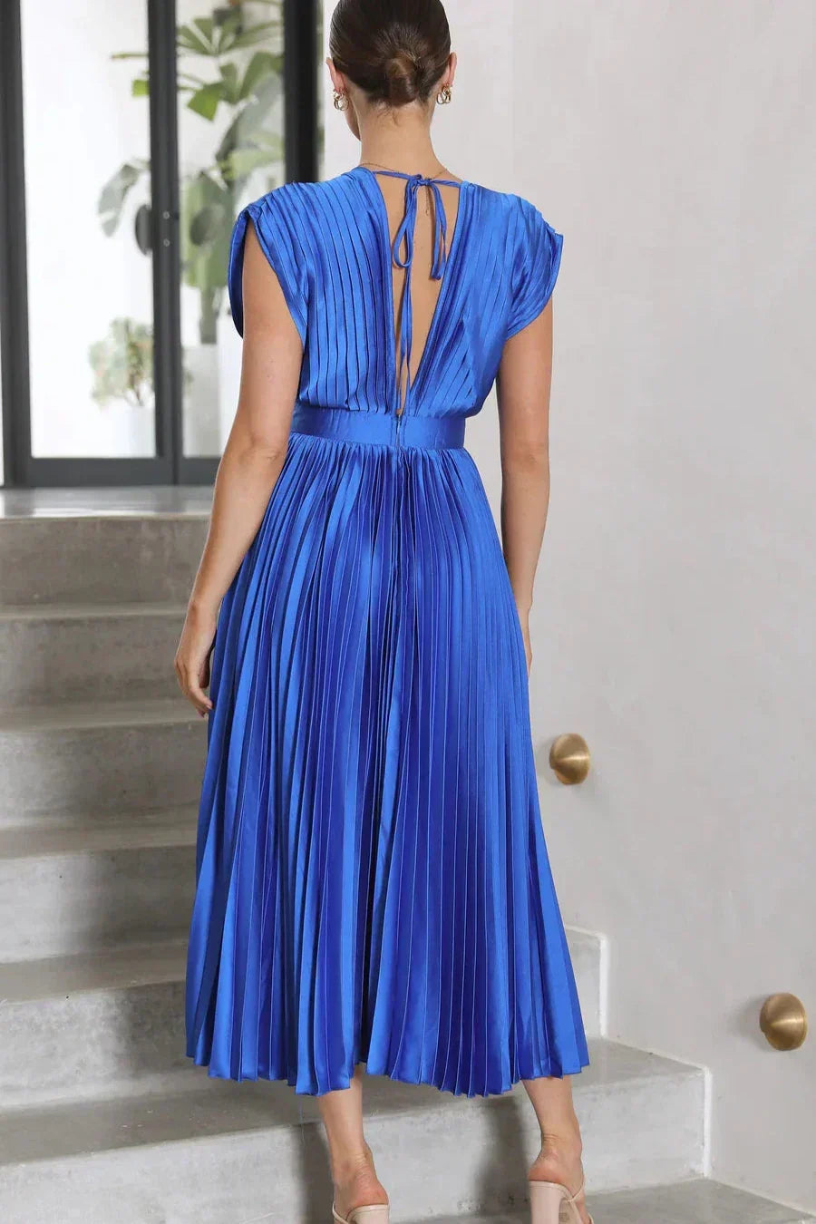 Effortlessly Elegant Dress with a Timeless Design