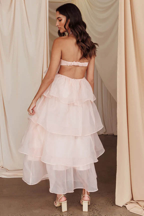 Well Tailored Dress with a Graceful Silhouette