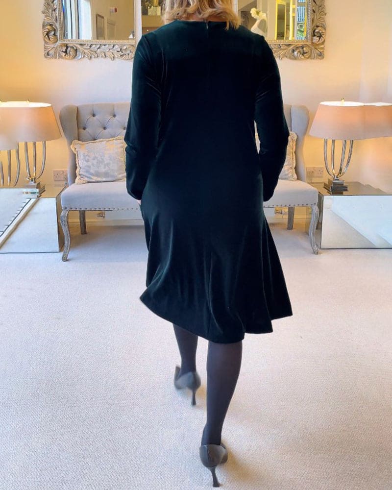 Effortlessly Elegant Dress with a Timeless Design