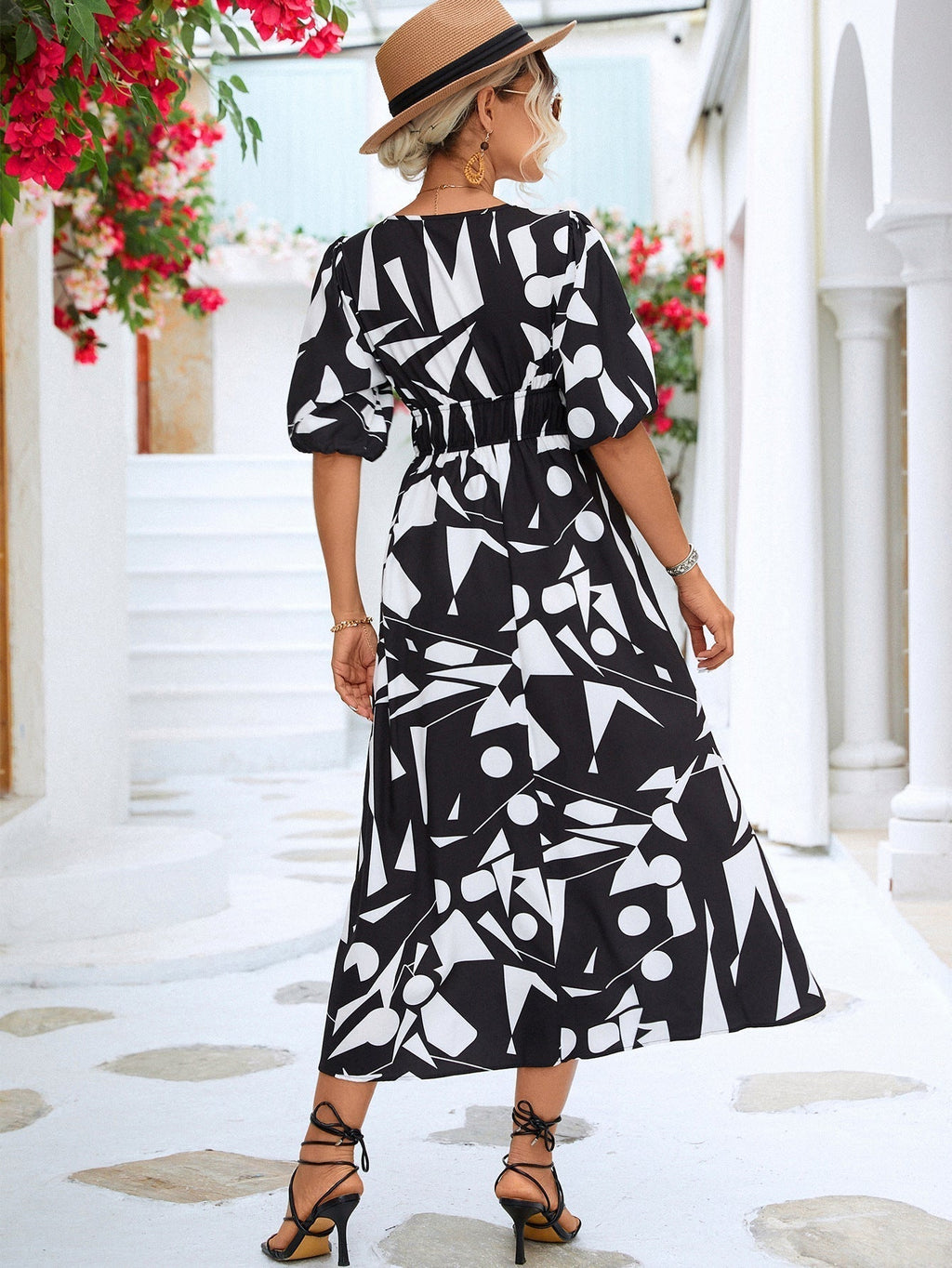 Well Tailored Dress with a Graceful Silhouette