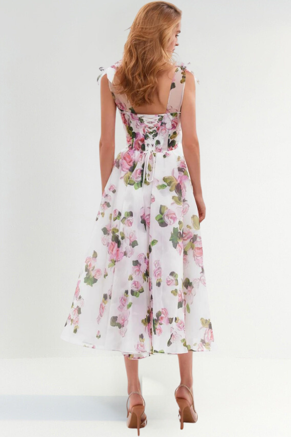 Well Tailored Dress with a Graceful Silhouette