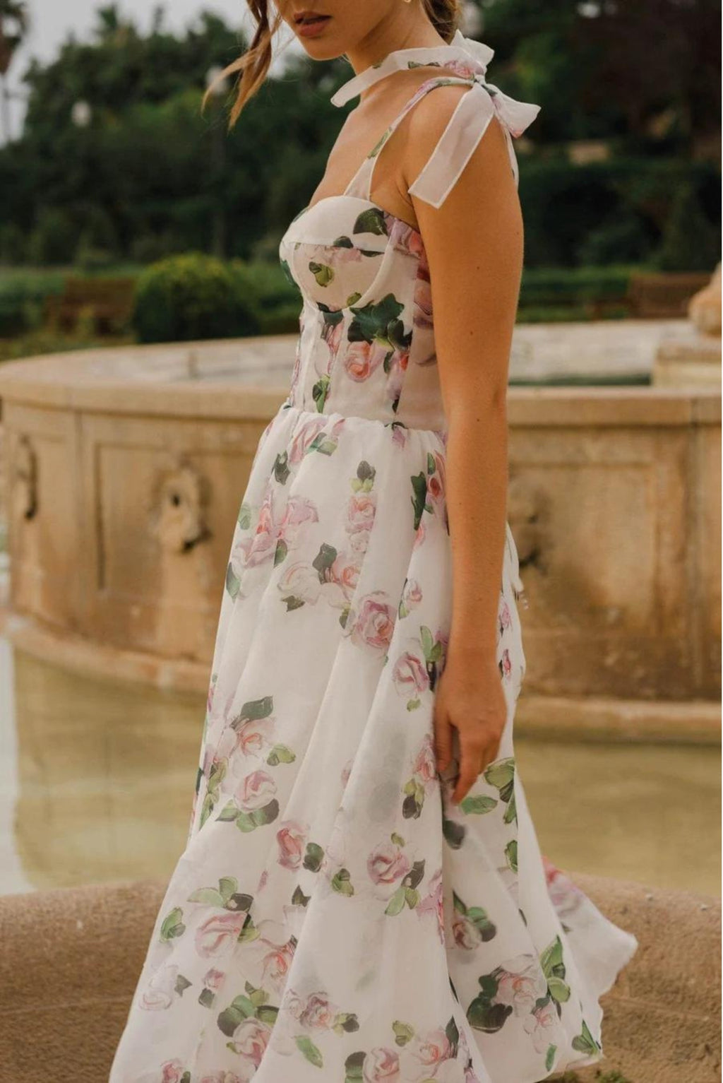 Well Tailored Dress with a Graceful Silhouette
