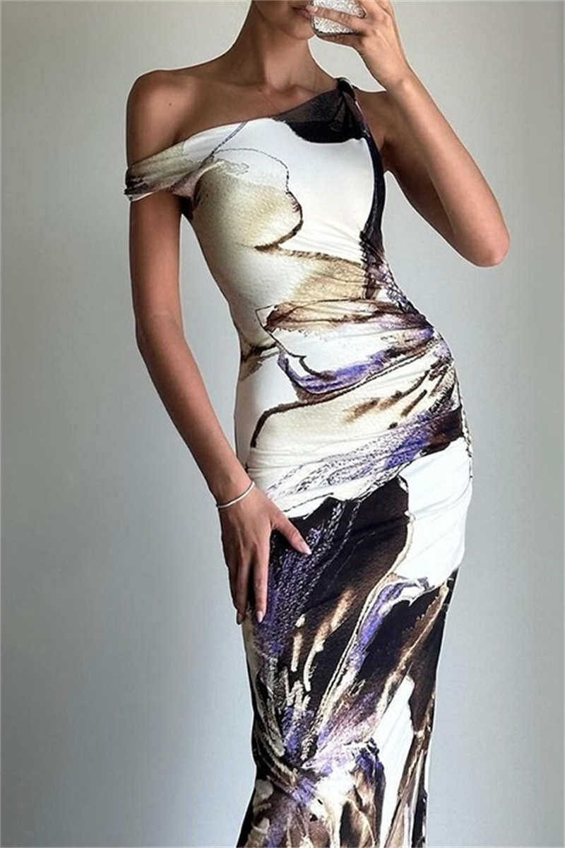 Well Tailored Dress with a Graceful Silhouette