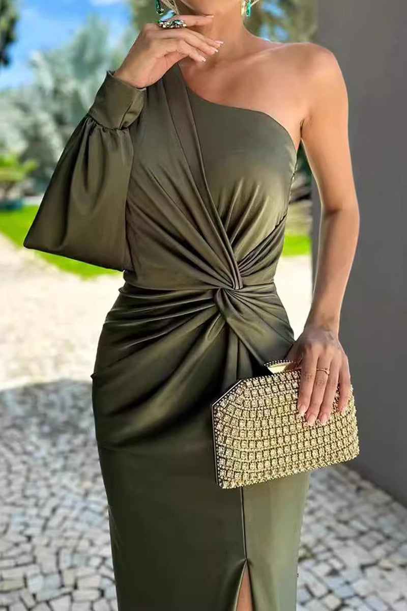 Well Tailored Dress with a Graceful Silhouette