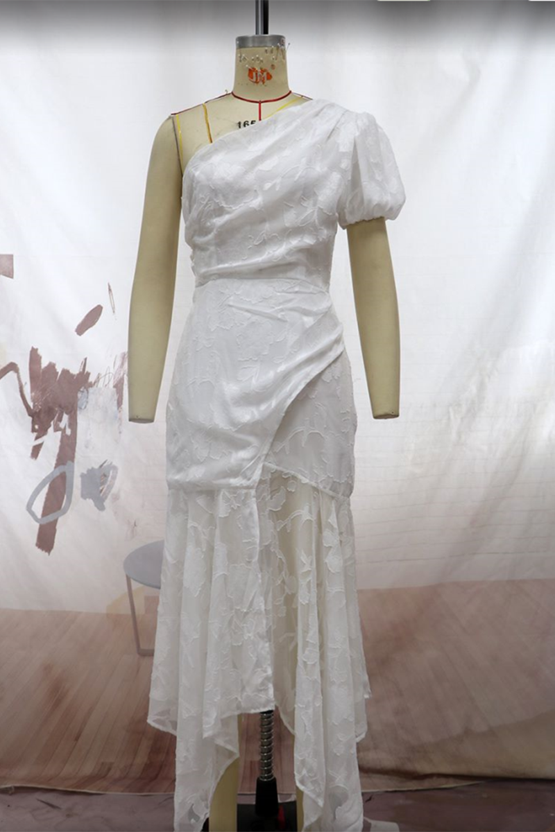 Beautifully Finished Dress in a Timeless Design