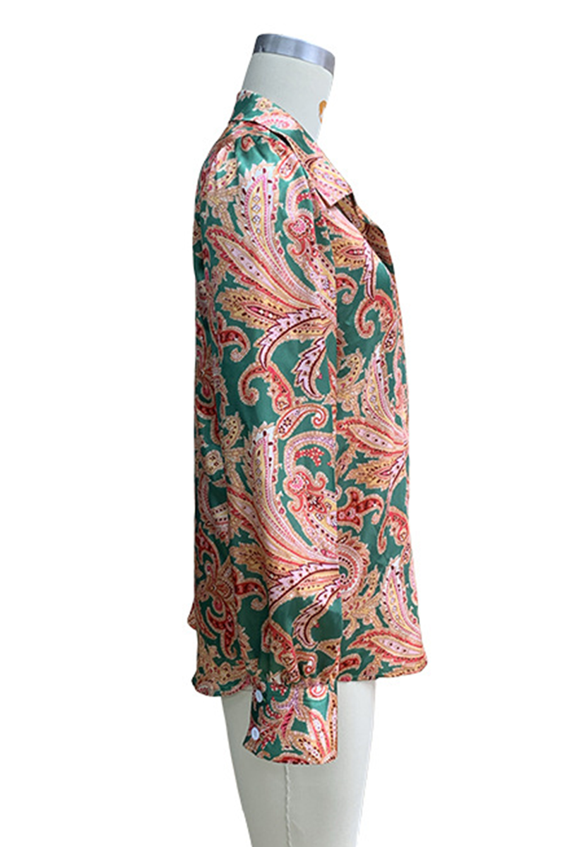 Classic Vintage Blouse with a Flattering Fit