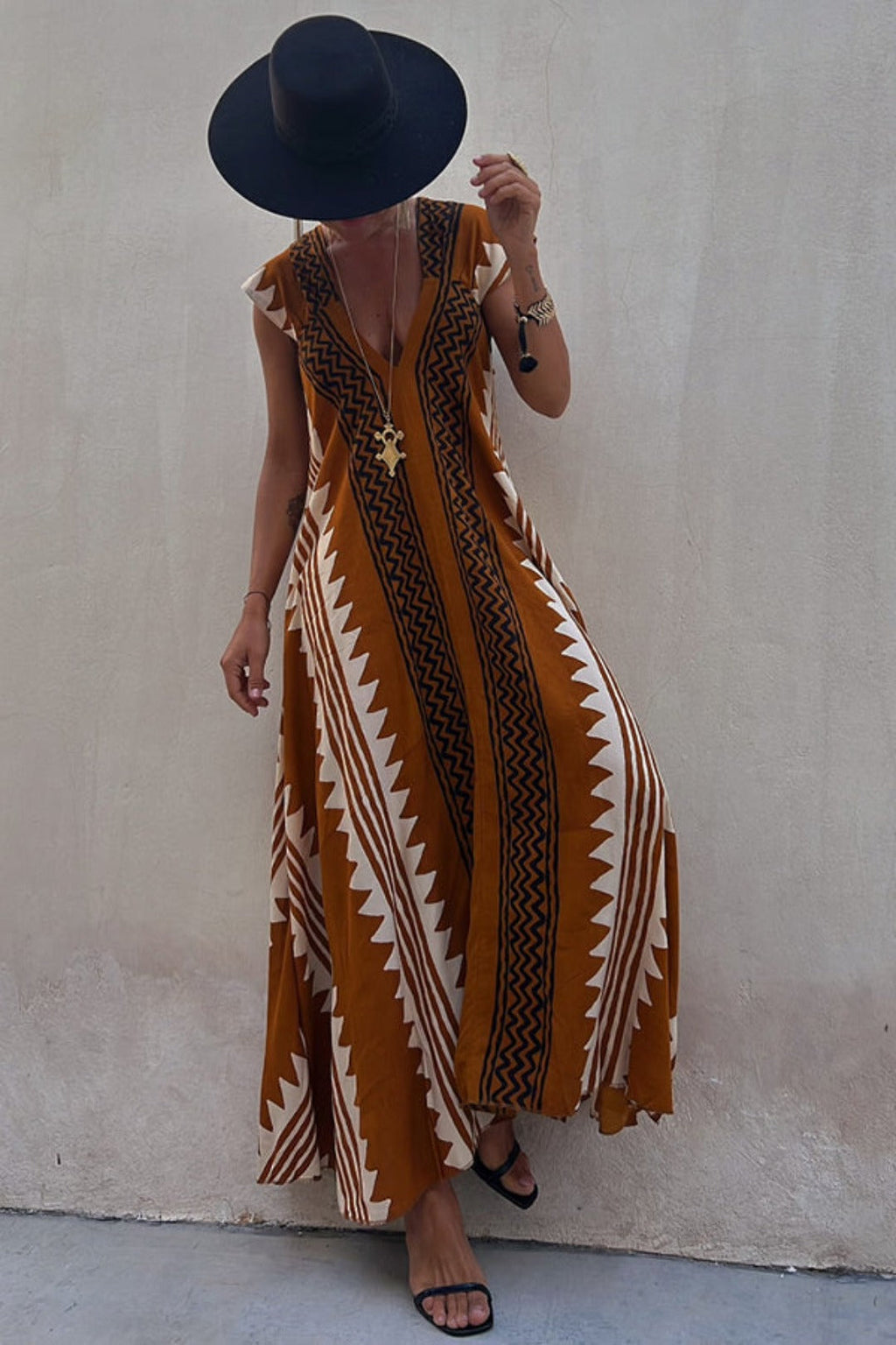 Effortlessly Elegant Dress with a Timeless Design