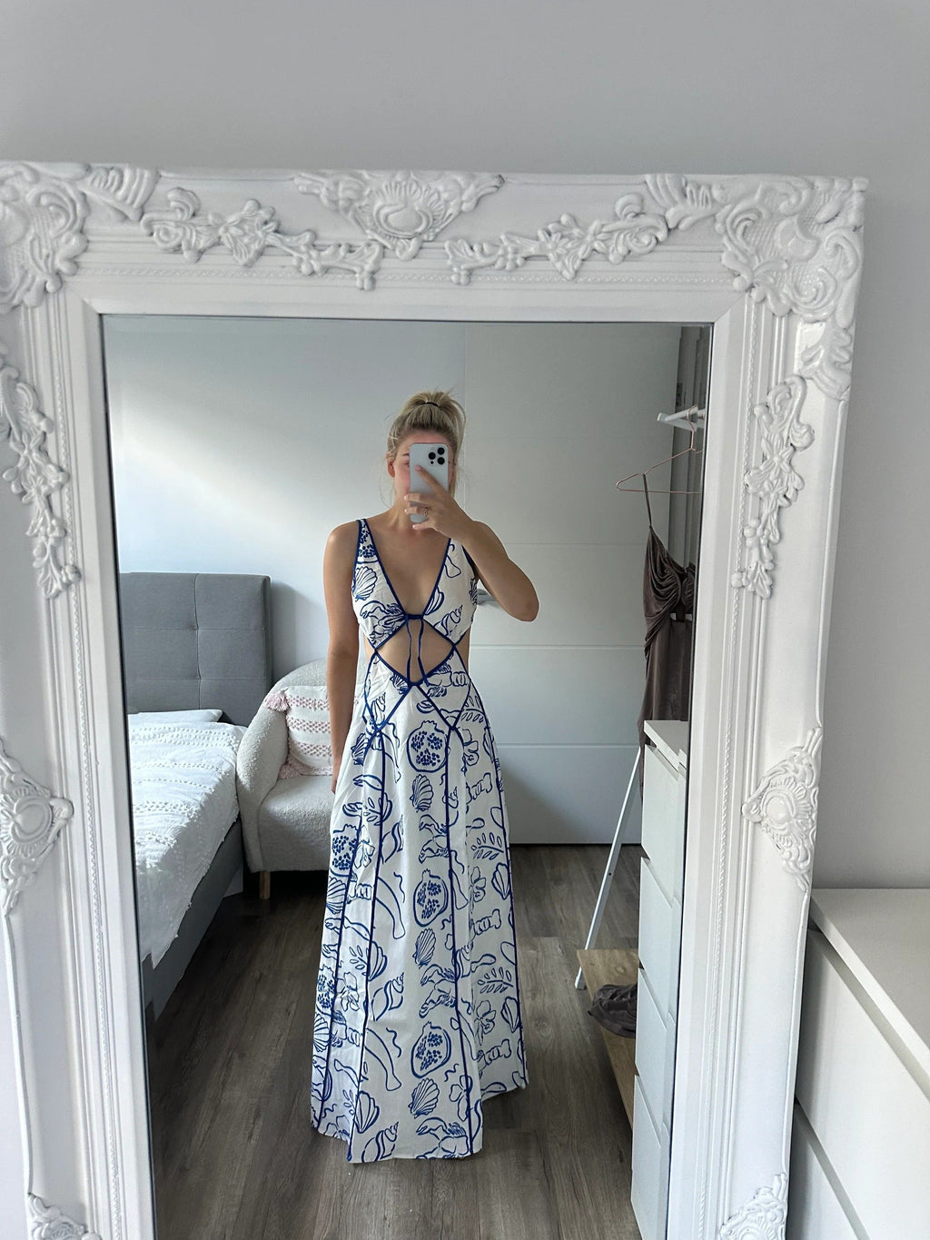 Well Tailored Dress with a Graceful Silhouette