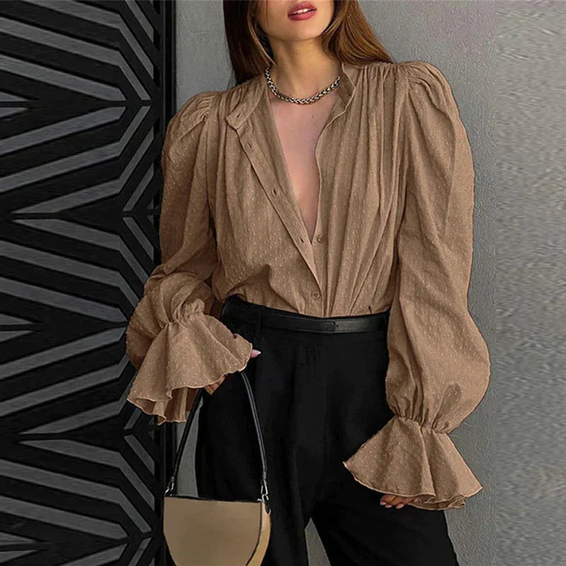 Effortlessly Elegant Blouse with a Timeless Design
