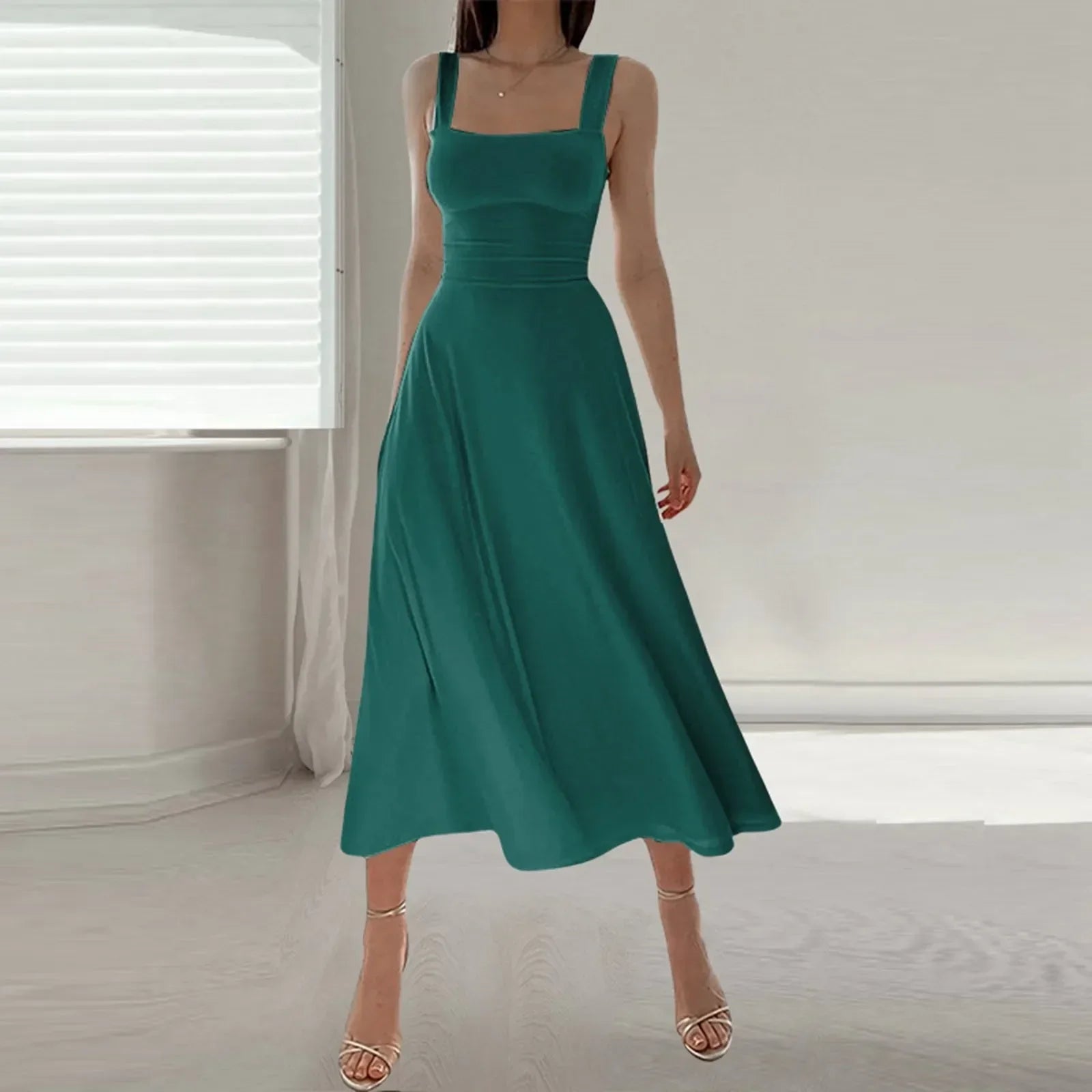 Beautifully Finished Dress in a Timeless Design