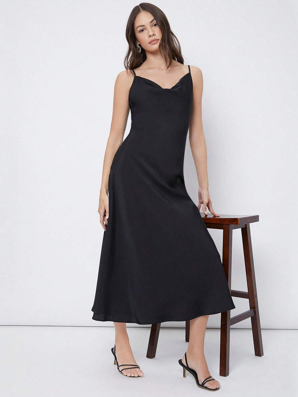 Beautifully Finished Dress in a Timeless Design