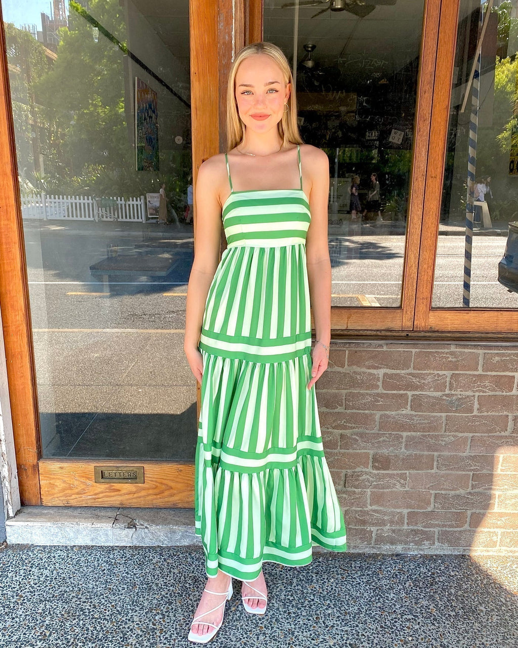 Effortlessly Elegant Dress with a Timeless Design