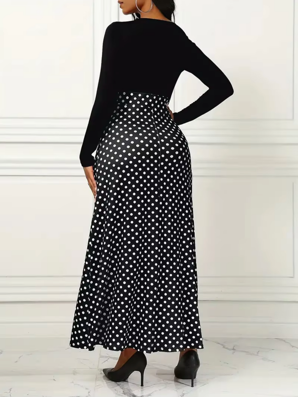 Beautifully Finished Dress in a Timeless Design