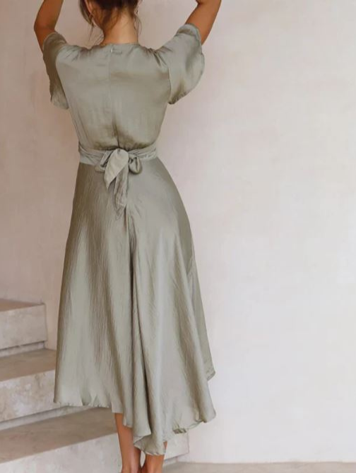 Well Tailored Dress with a Graceful Silhouette