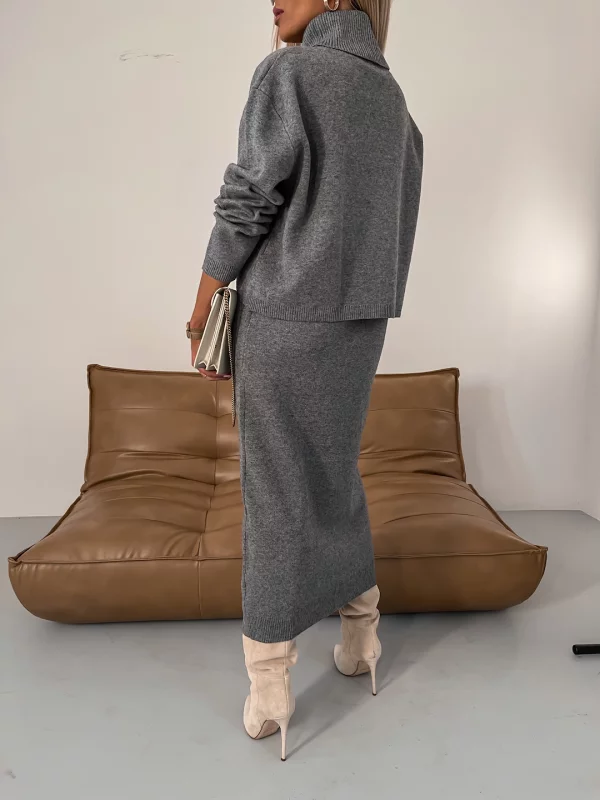 Effortlessly Elegant Sweater with a Timeless Design