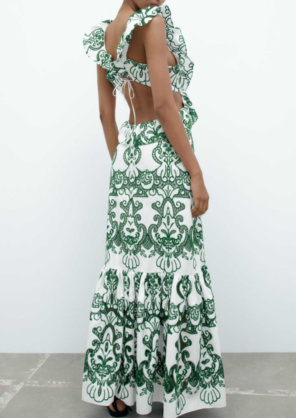 Beautifully Finished Dress in a Timeless Design