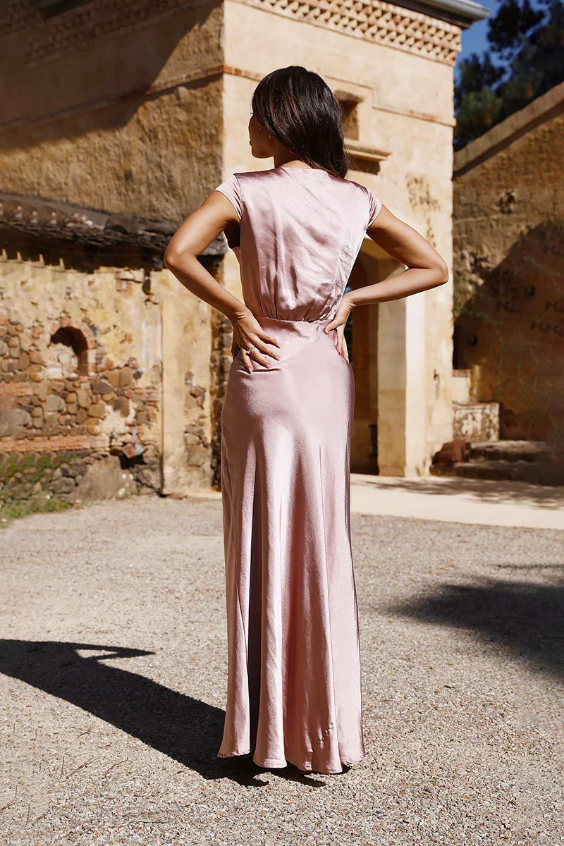 Effortlessly Elegant Dress with a Timeless Design