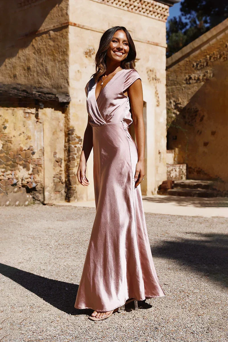 Effortlessly Elegant Dress with a Timeless Design