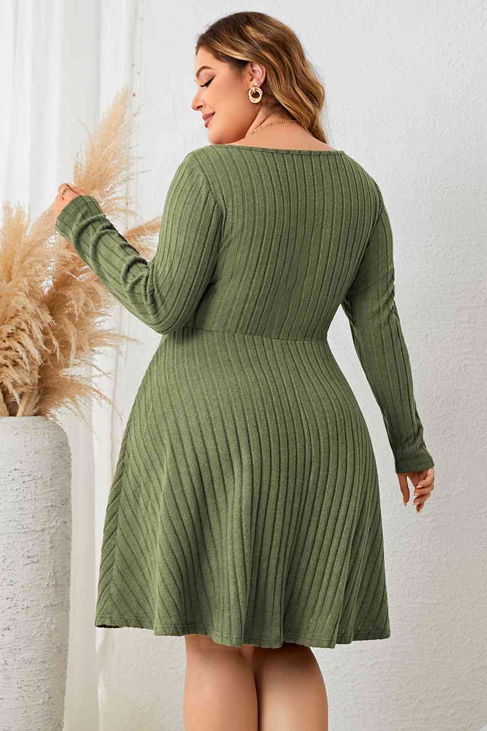 Effortlessly Elegant Dress with a Timeless Design