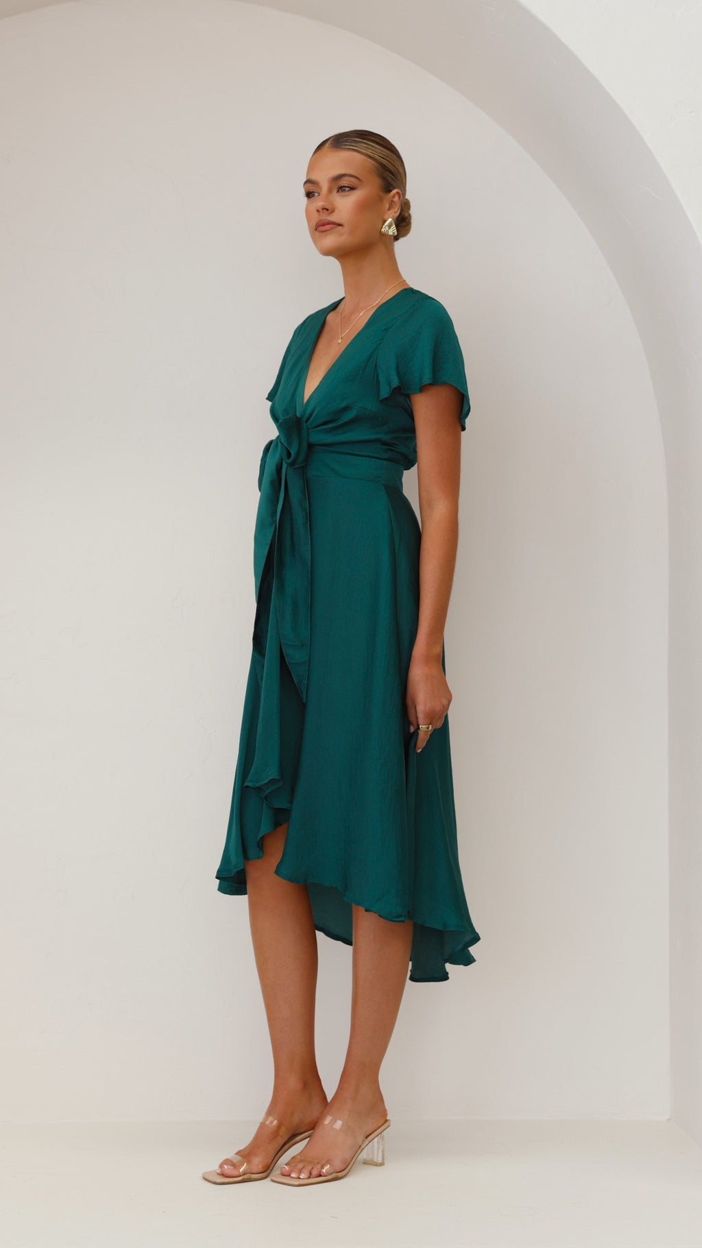 Effortlessly Elegant Dress with a Timeless Design