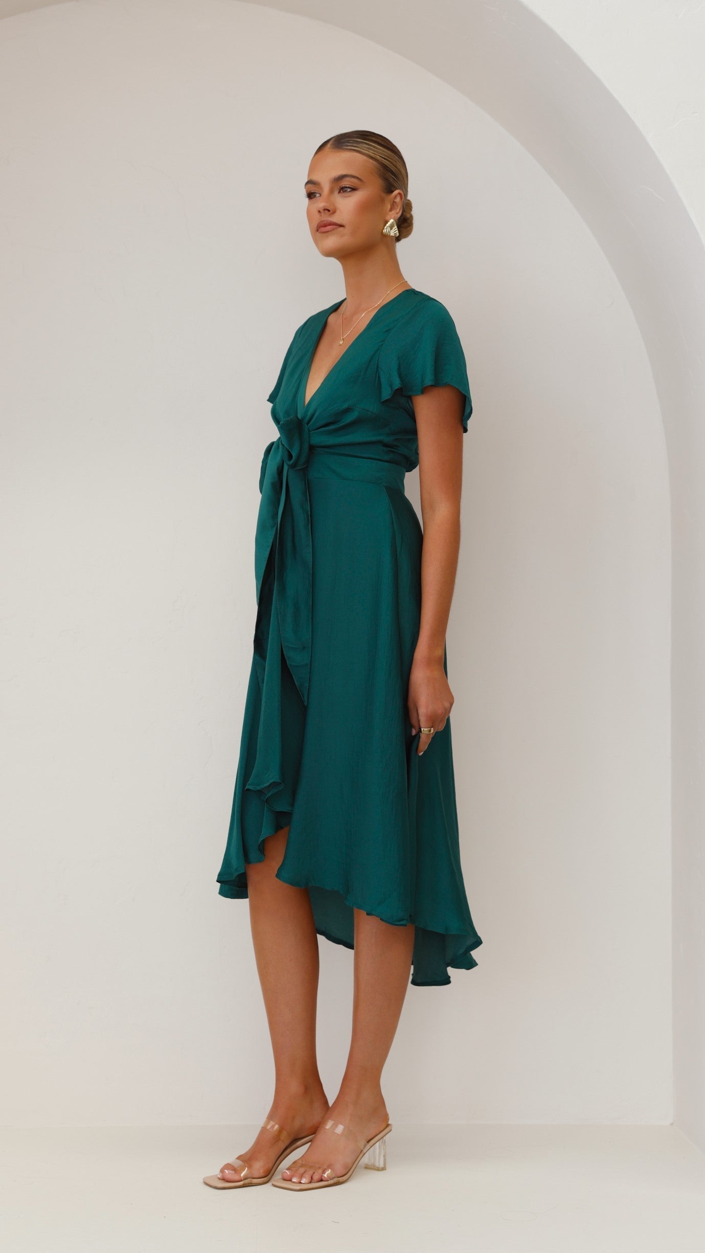 Effortlessly Elegant Dress with a Timeless Design