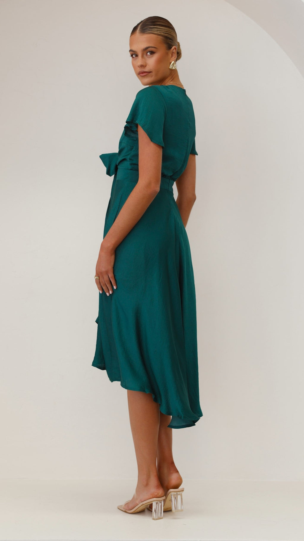 Effortlessly Elegant Dress with a Timeless Design