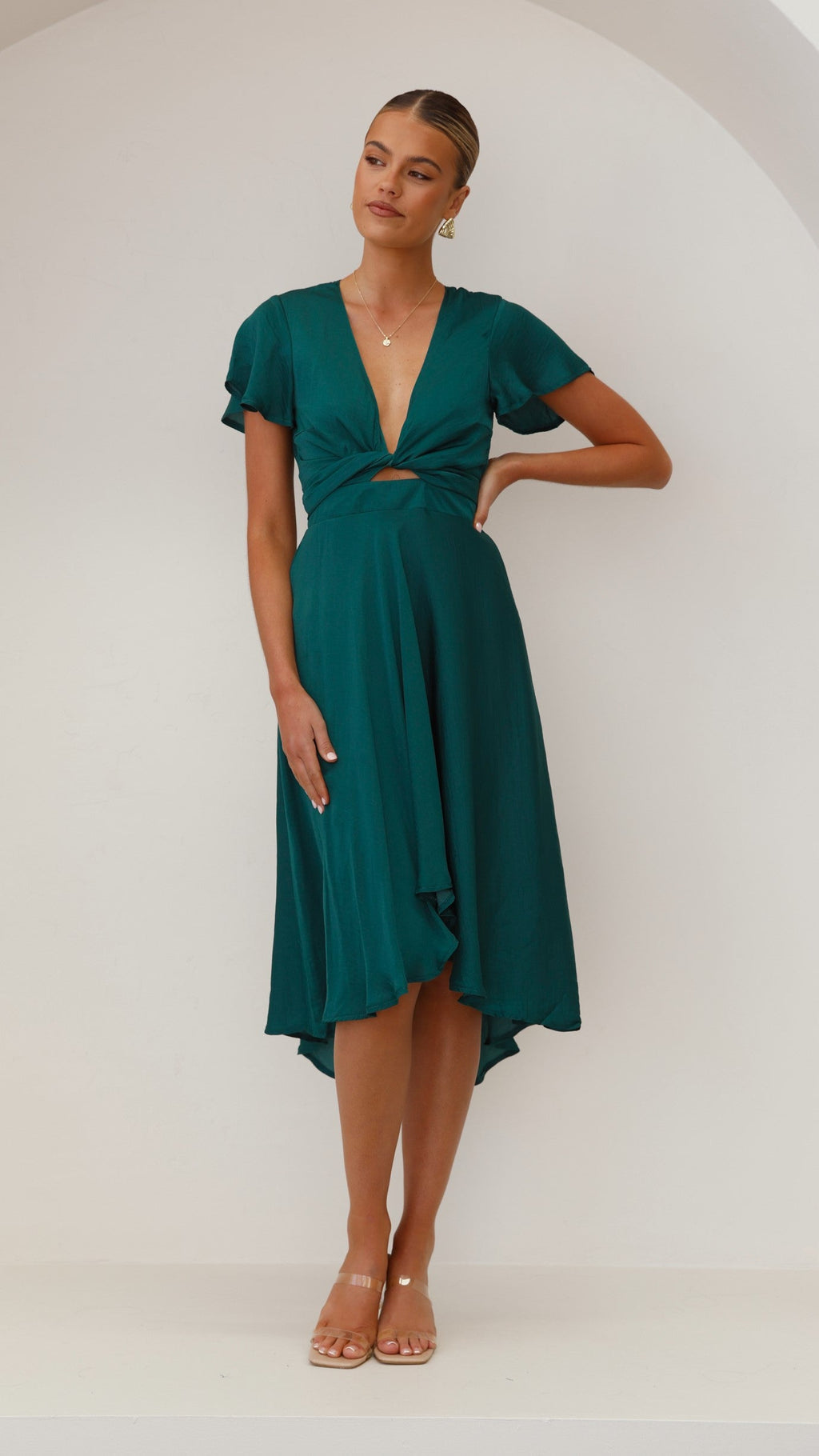 Effortlessly Elegant Dress with a Timeless Design