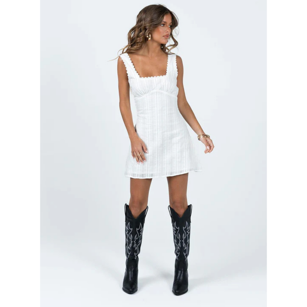 Well Tailored Dress with a Graceful Silhouette