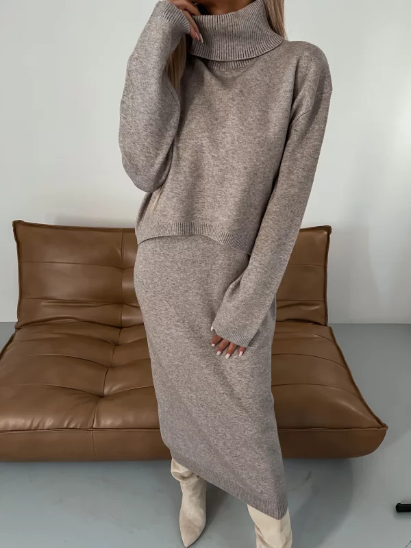 Effortlessly Elegant Sweater with a Timeless Design