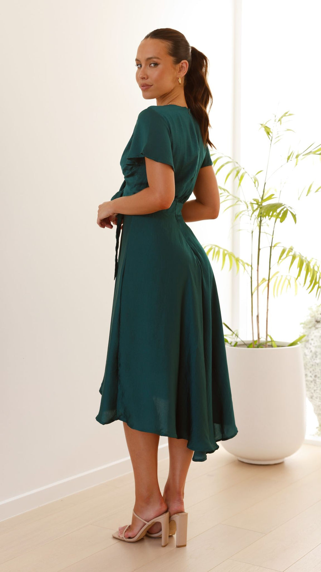 Effortlessly Elegant Dress with a Timeless Design