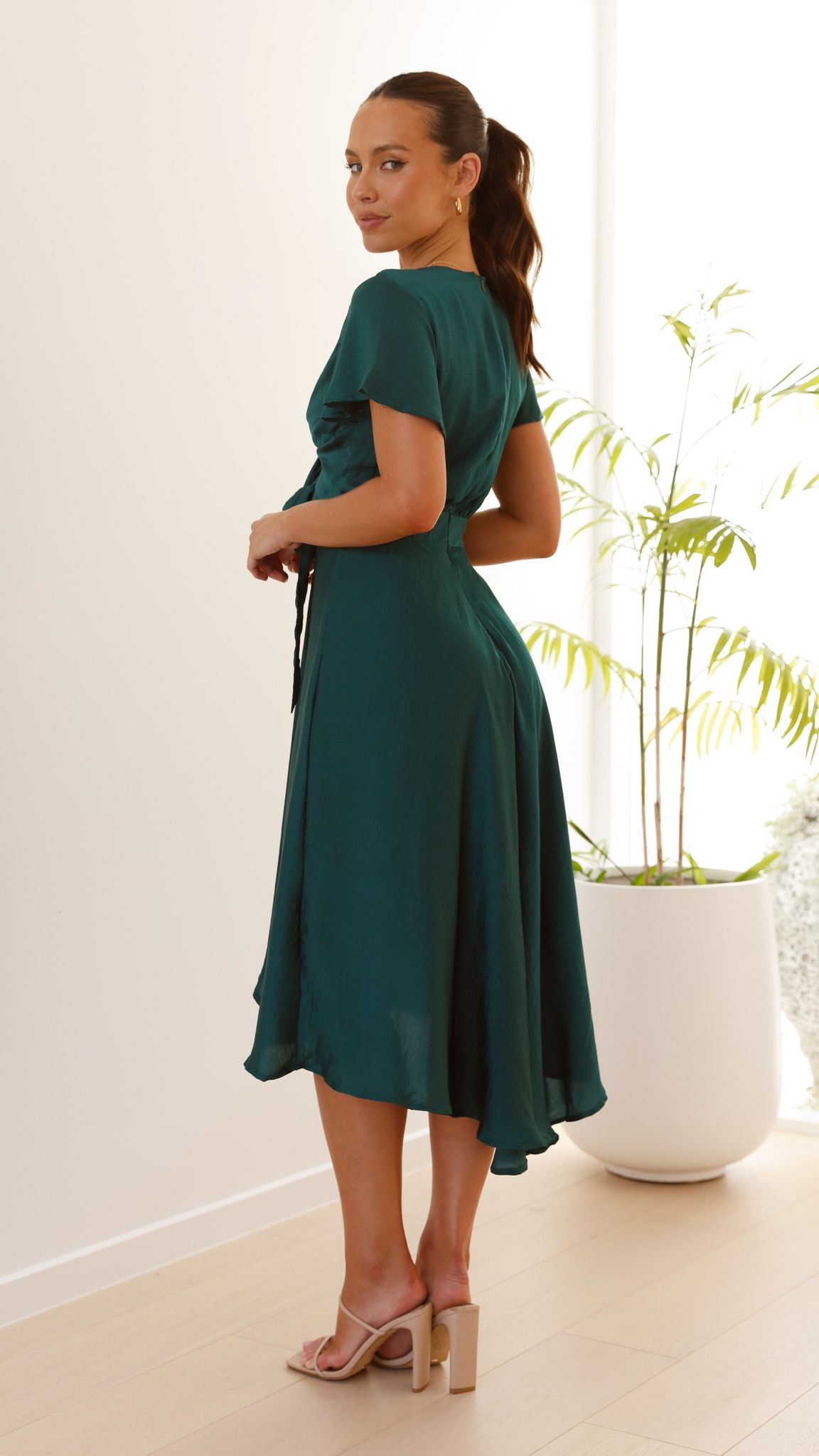 Effortlessly Elegant Dress with a Timeless Design