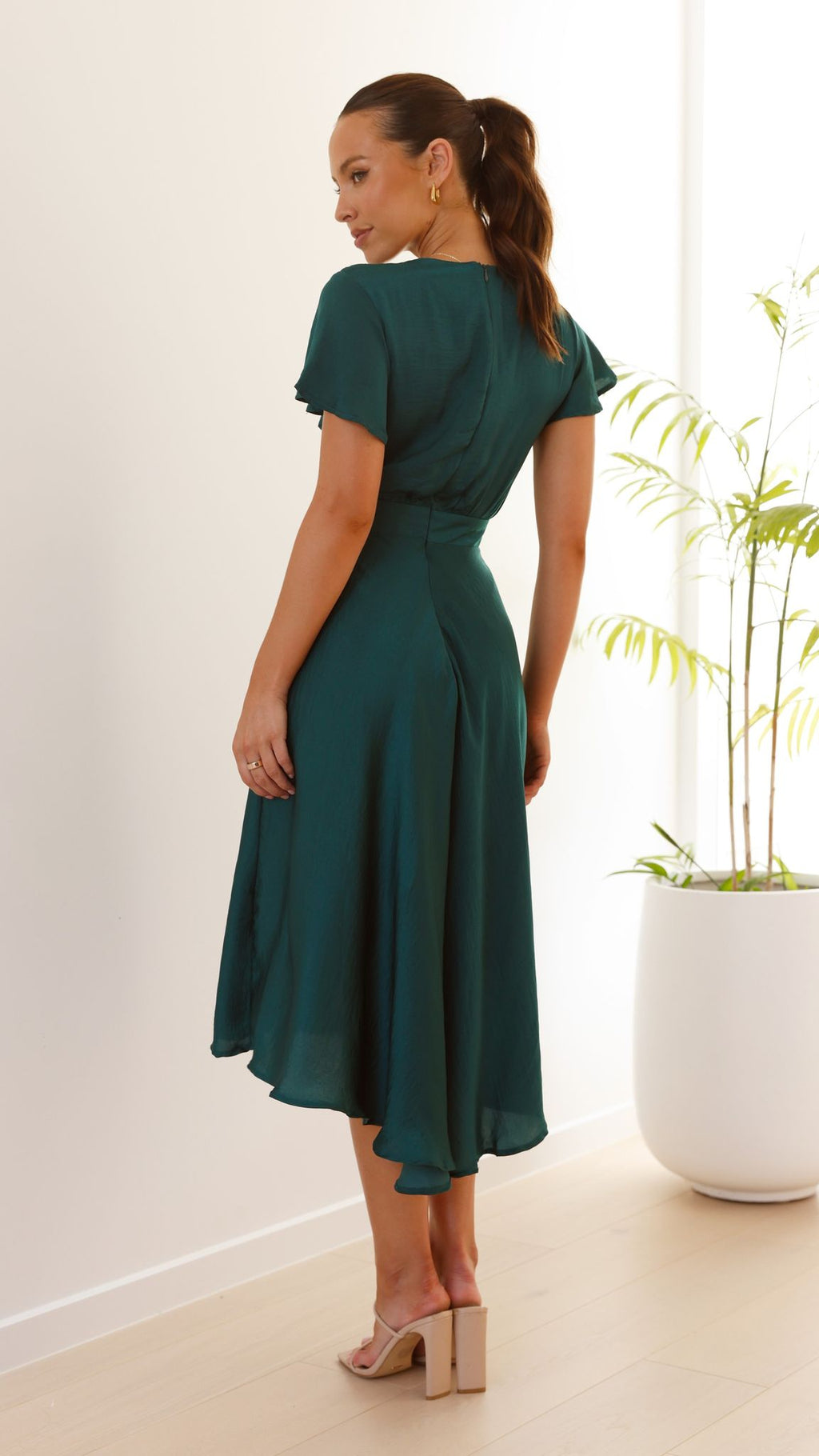 Effortlessly Elegant Dress with a Timeless Design