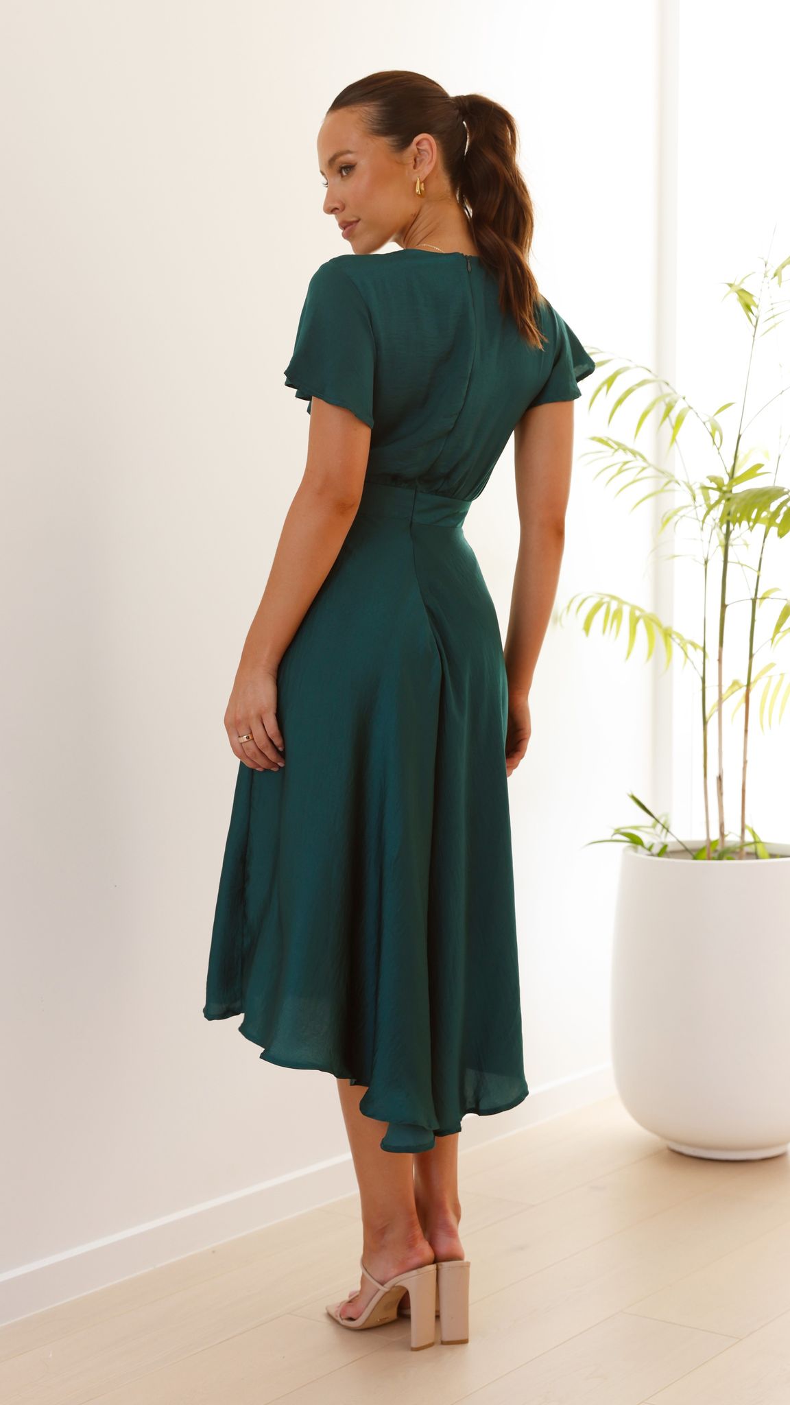 Effortlessly Elegant Dress with a Timeless Design