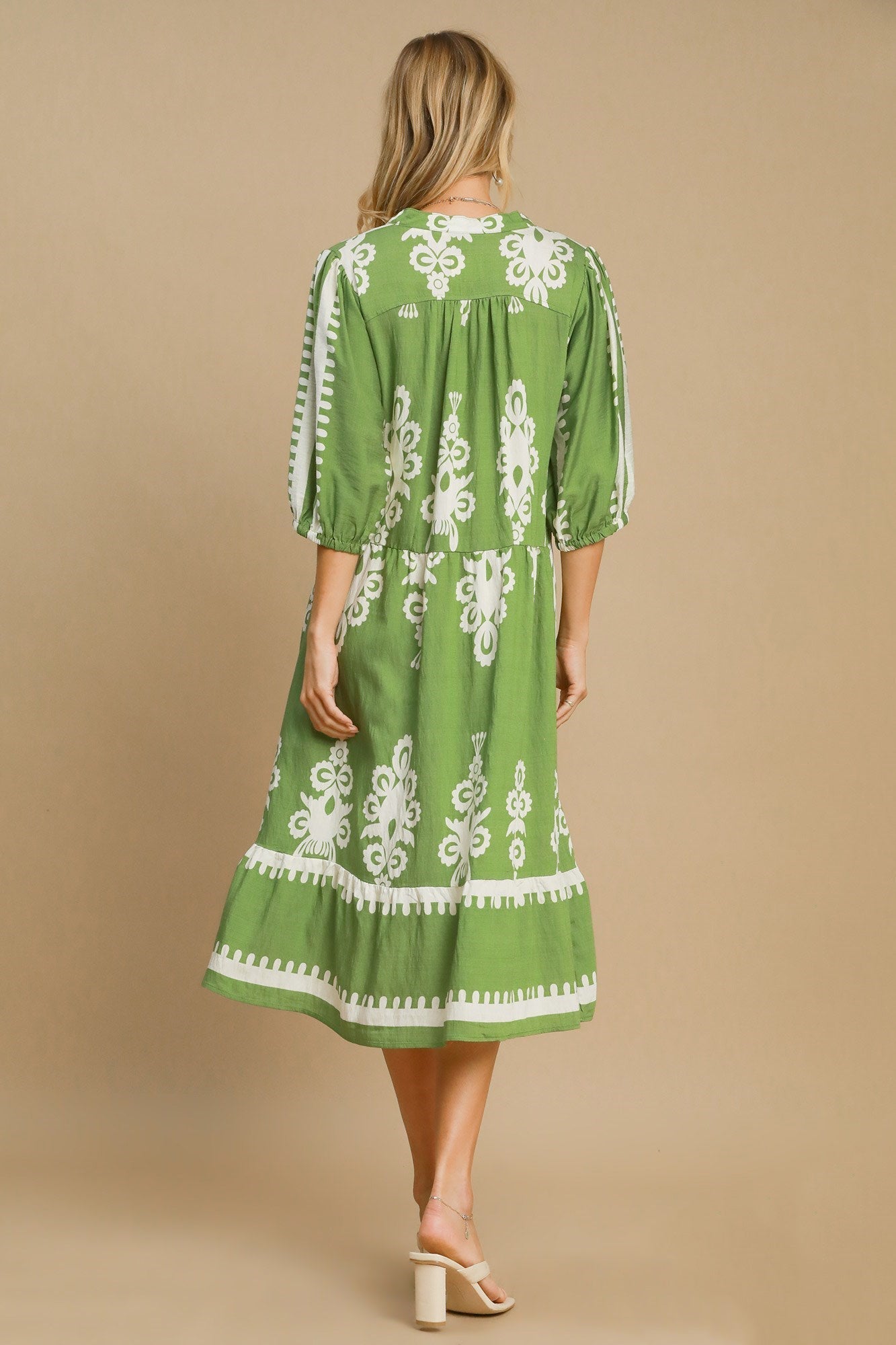 Beautifully Finished Dress in a Timeless Design
