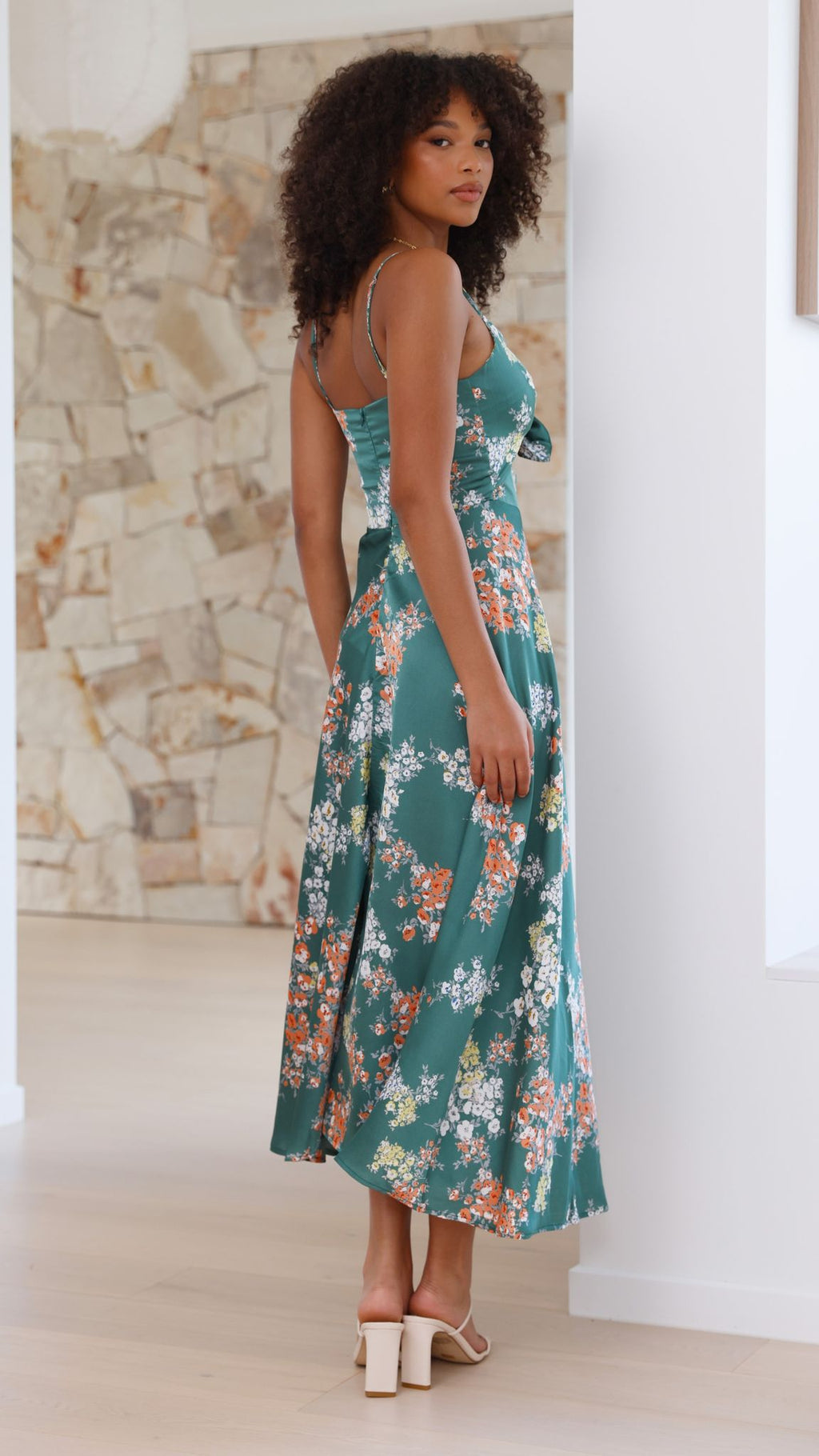 Gracefully Styled Dress for Any Occasion