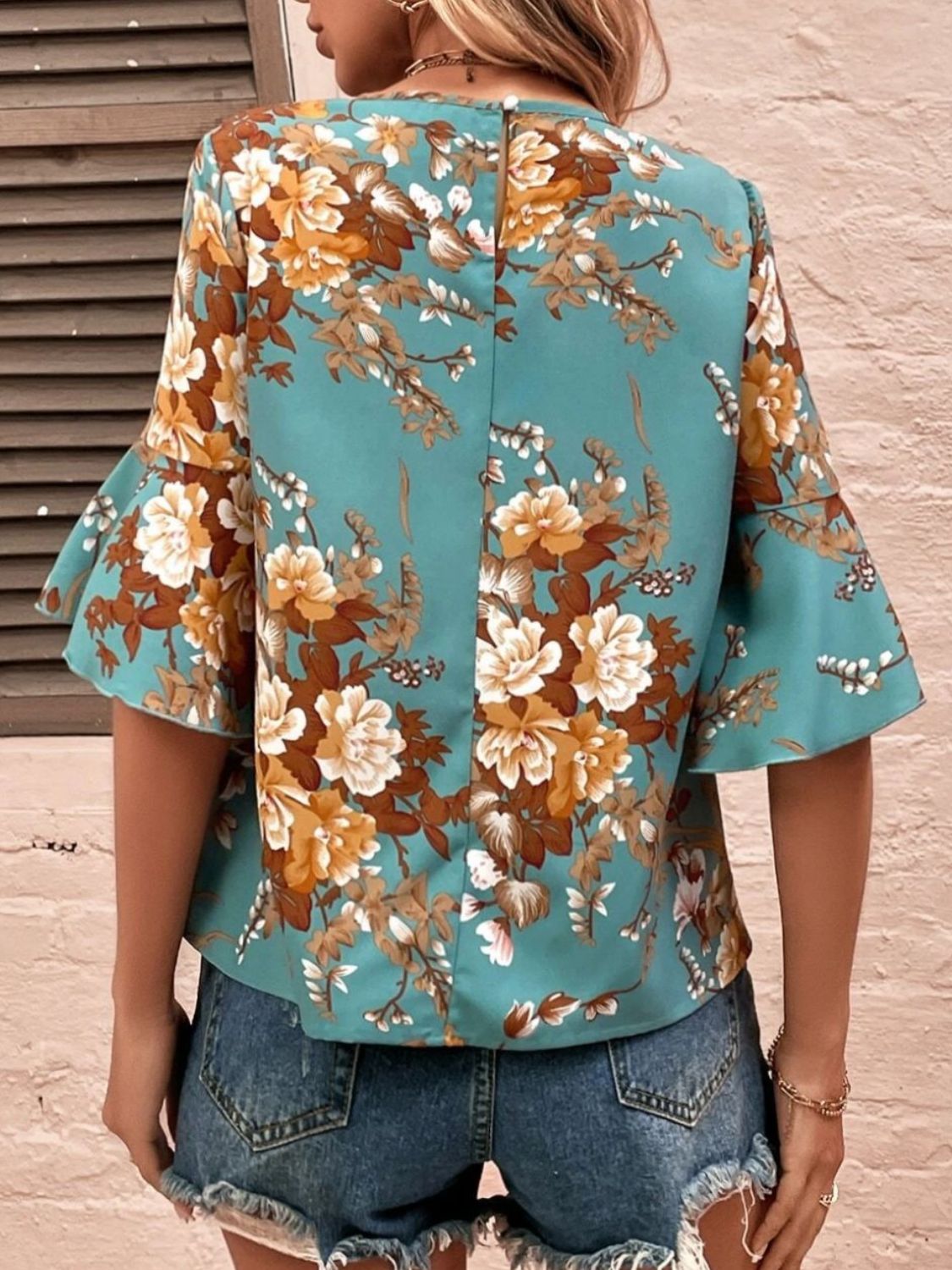 Well Tailored Blouse with a Graceful Silhouette