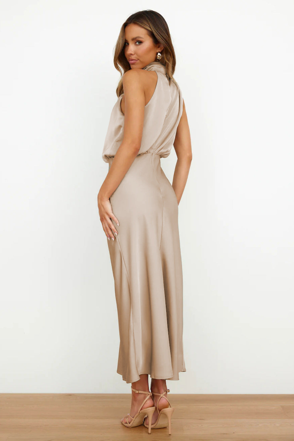 Well Tailored Dress with a Graceful Silhouette