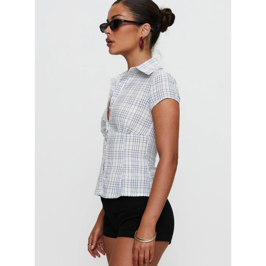 Effortlessly Elegant Shirt with a Timeless Design