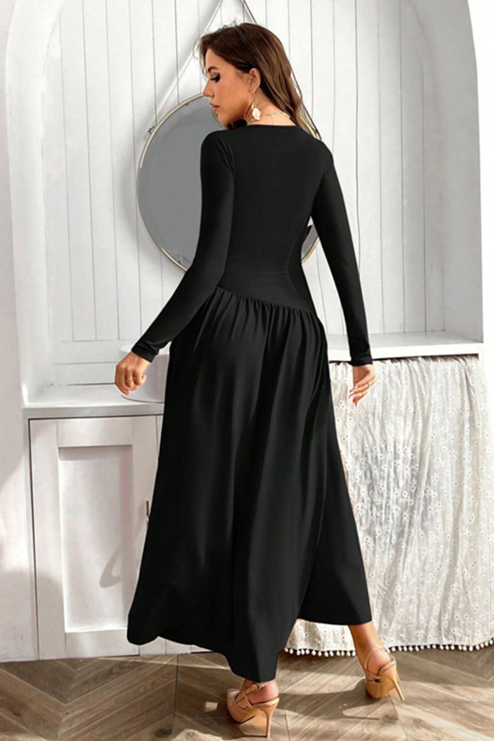 Well Tailored Dress with a Graceful Silhouette
