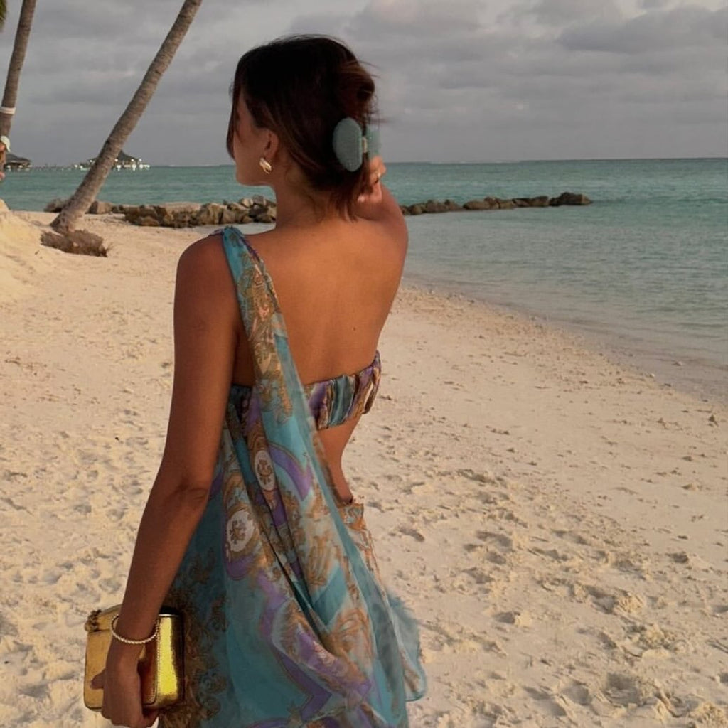 Beautifully Finished Dress in a Timeless Design