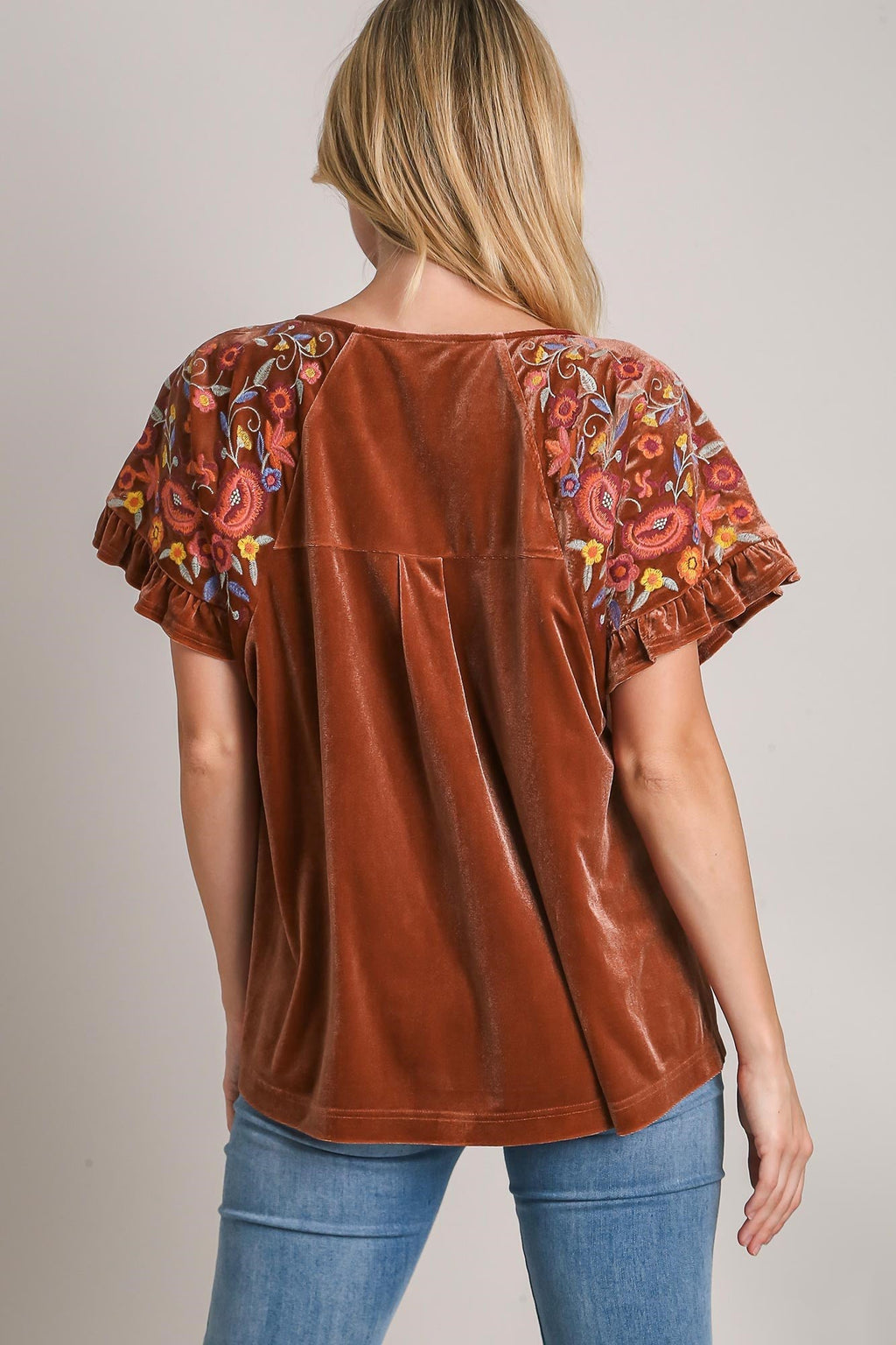 Effortlessly Elegant Blouse with a Timeless Design