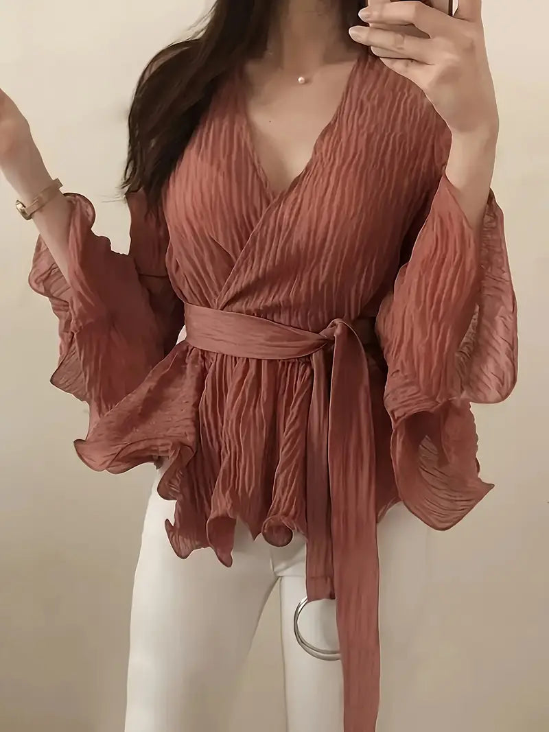 Well Tailored Blouse with a Graceful Silhouette