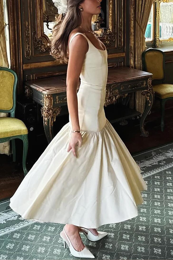 Beautifully Finished Dress in a Timeless Design