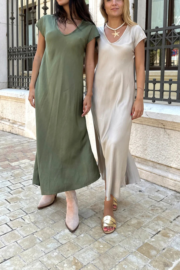 Well Tailored Dress with a Graceful Silhouette