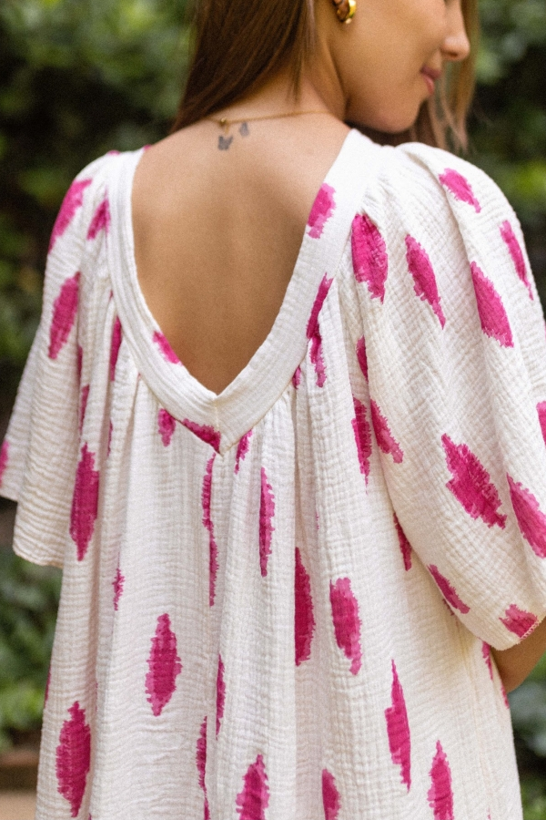 Beautifully Finished Dress in a Timeless Design