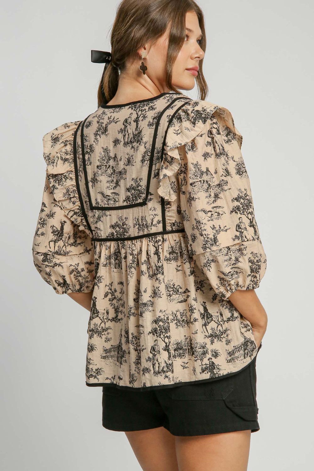 Well Tailored Blouse with a Graceful Silhouette