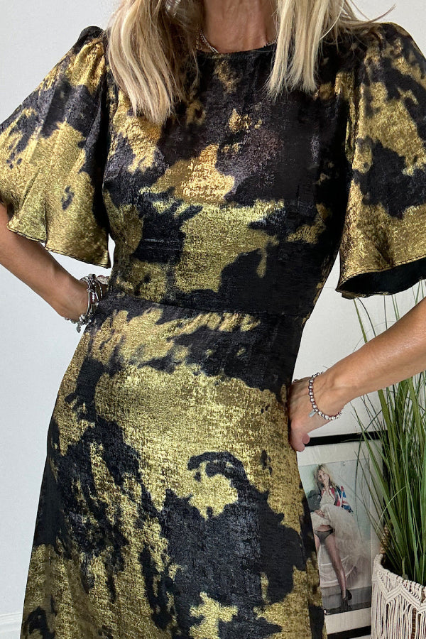 Classic Vintage Dress with a Flattering Fit
