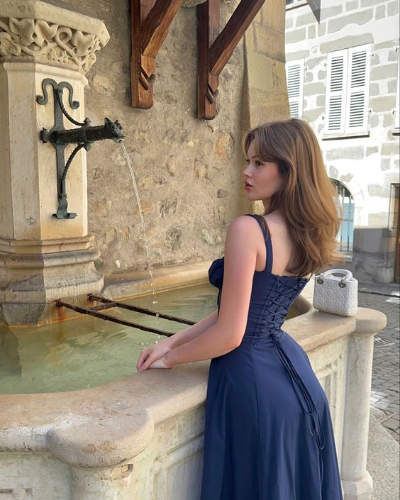 Well Tailored Dress with a Graceful Silhouette