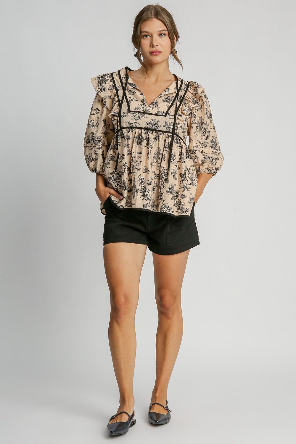 Well Tailored Blouse with a Graceful Silhouette